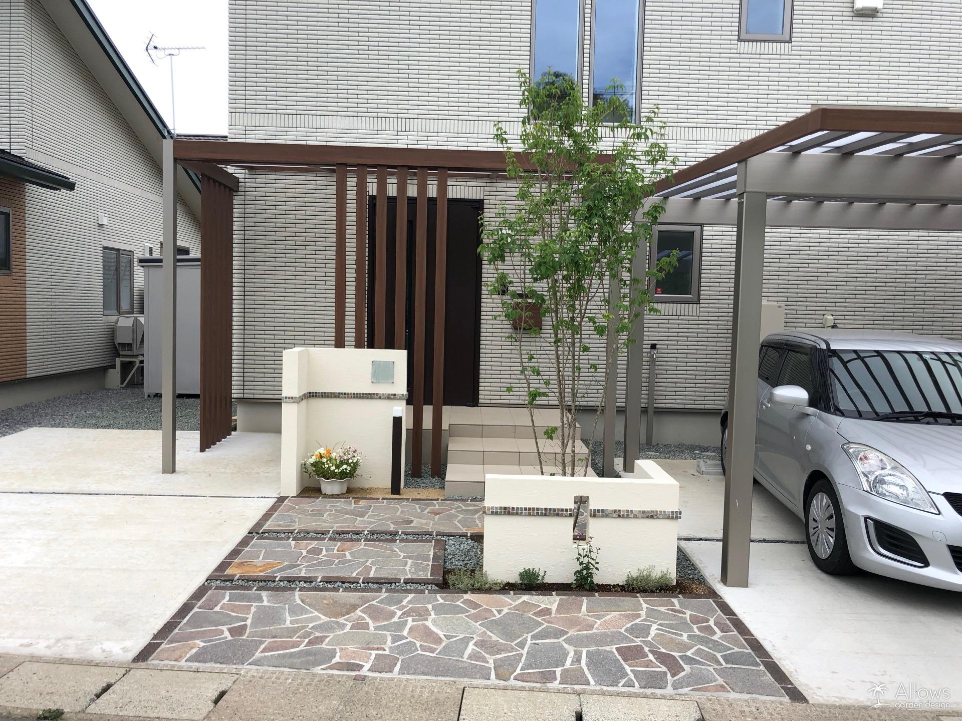 石張りのアプローチ×塗り門袖