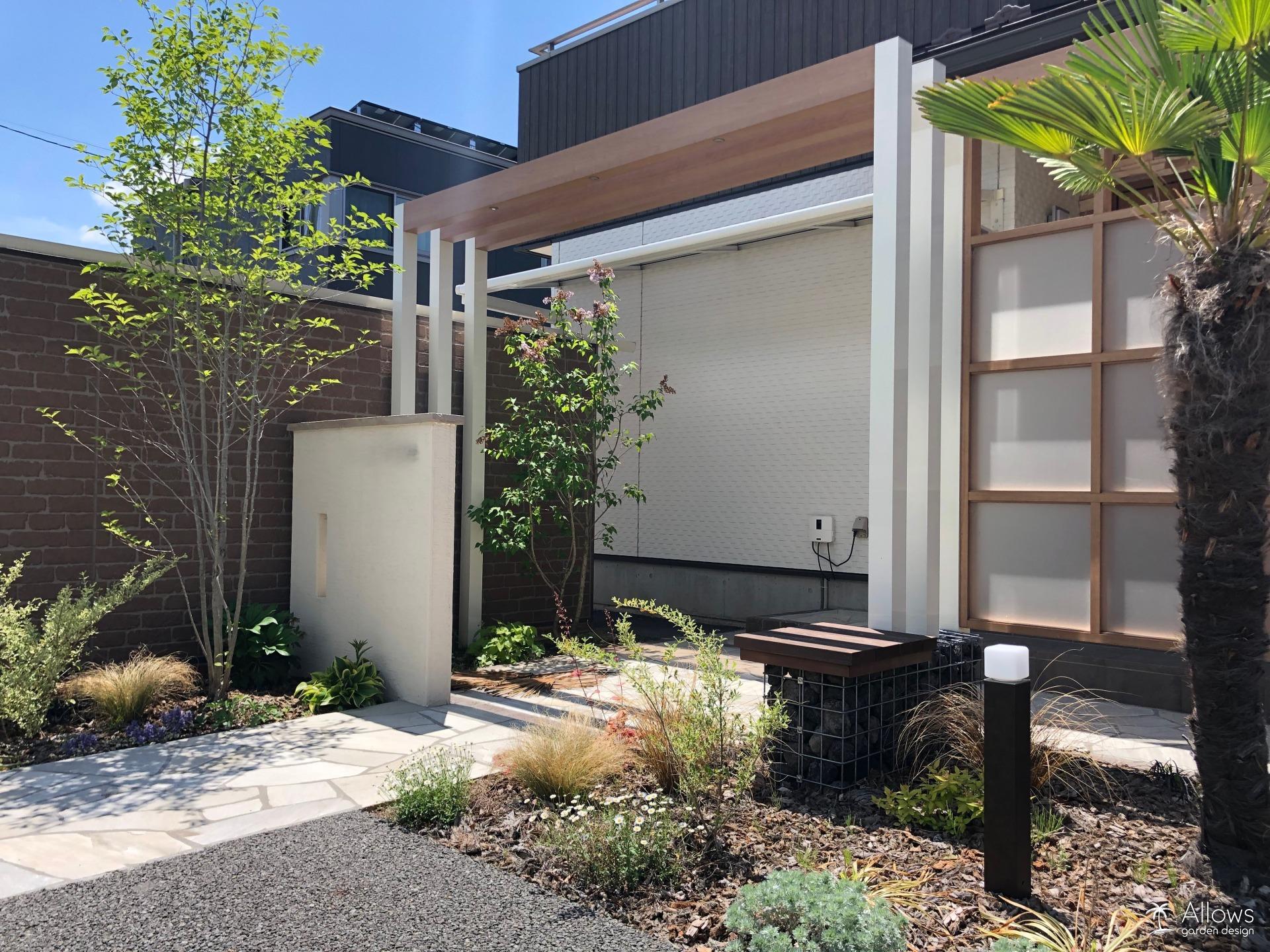 白と木調のコントラストが美しいファサードデザイン