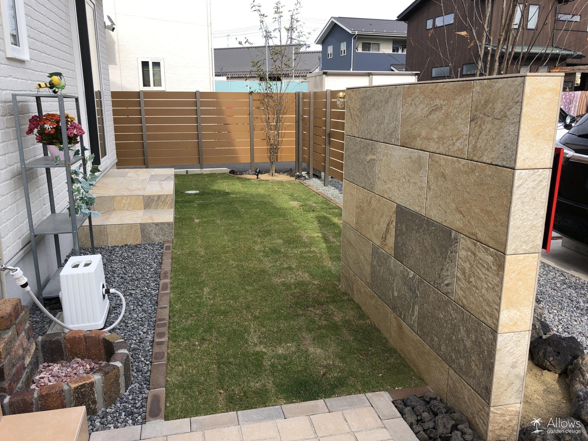 タイルステップと天然芝