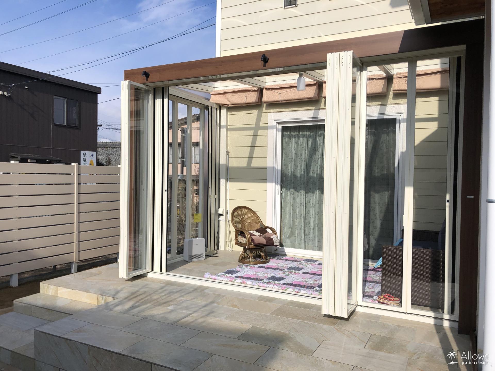 ガーデンルームとタイルテラス