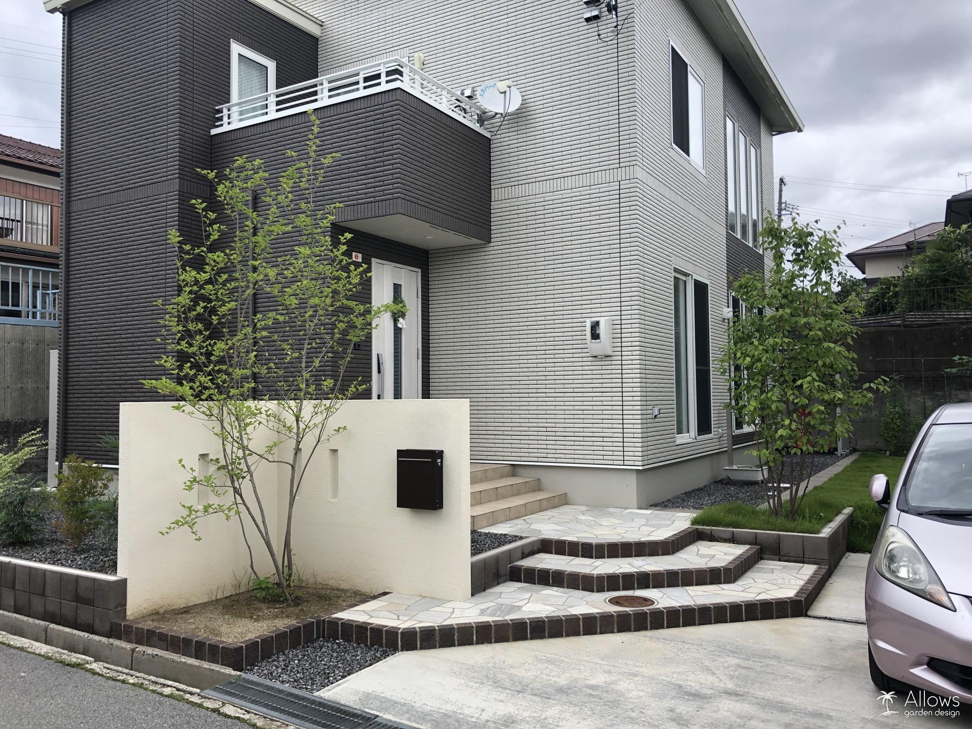 天然石の階段アプローチ×塗り門袖