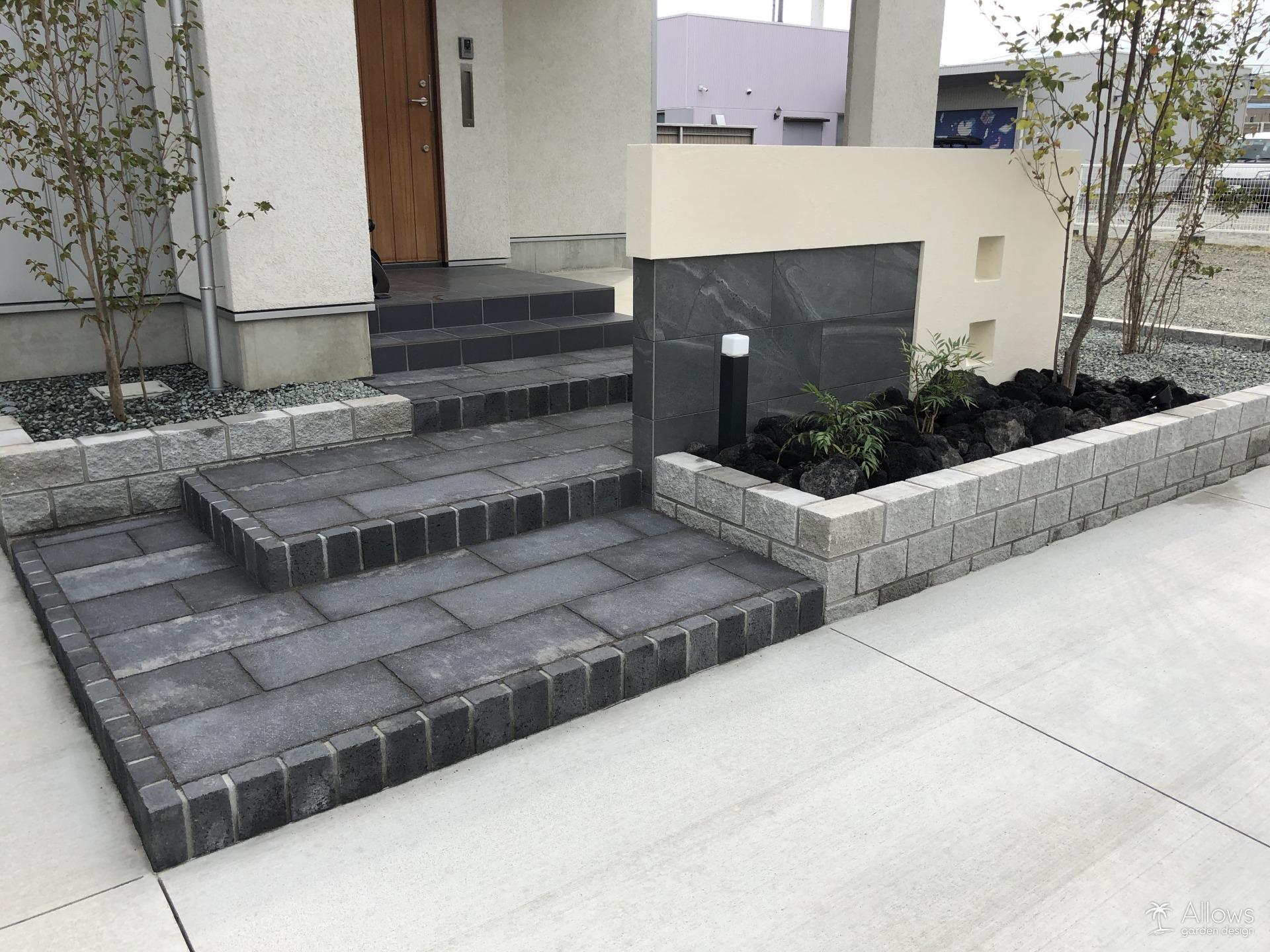 インターロッキングとレンガのアプローチ階段