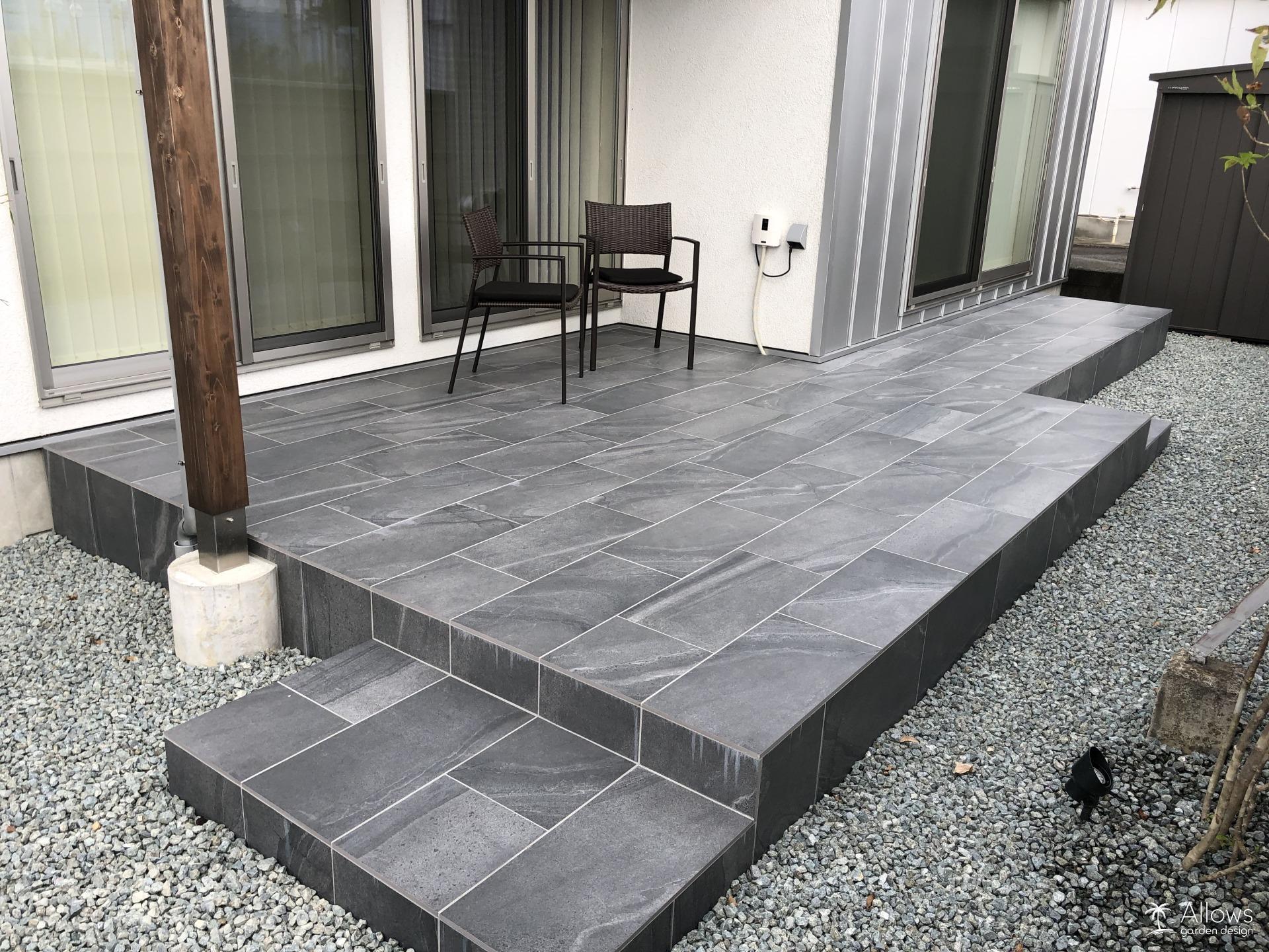 二つの掃き出し窓から出入りできるタイルテラス