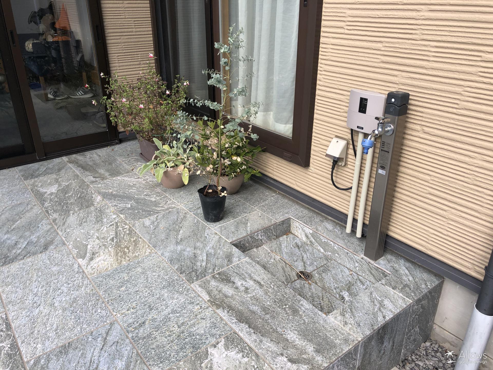 タイルテラスに組み込んだ水栓