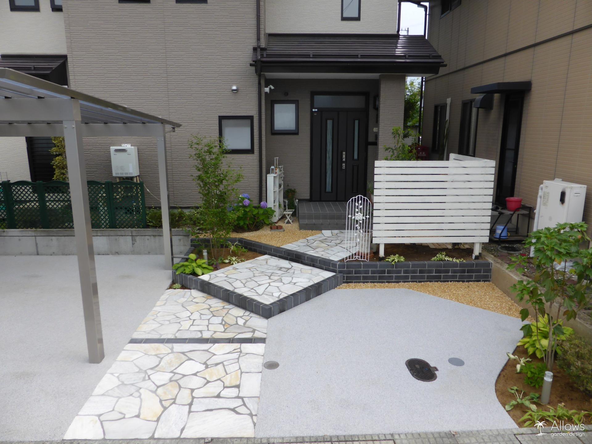 ホワイトの石張り×ブラックレンガ ツートンアプローチ