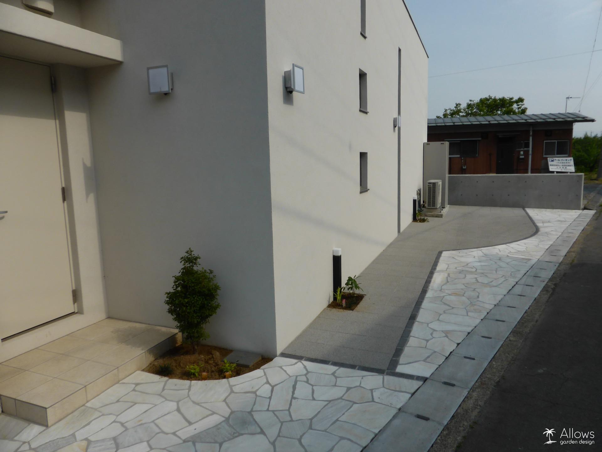 天然石の乱張りとインターロッキングの予備駐車場