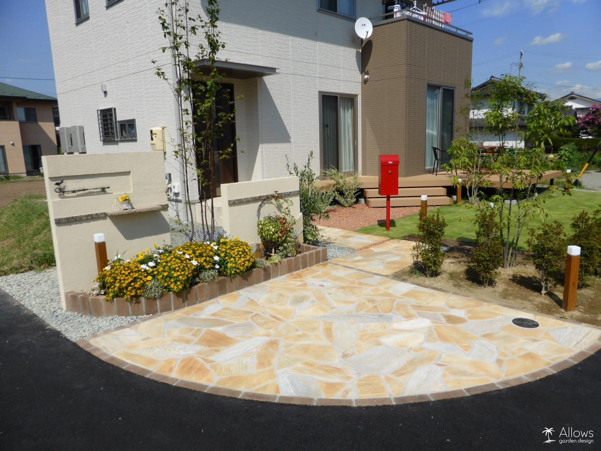 天然石の石張り×塗り門袖